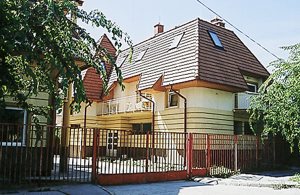  I et pragtfuldt feriehus ligger denne lyse 1. sals lejlighed med to altaner. Rummene er udstyret med møbler af høj kvalitet og klimaanlæg (EUR 9,- pr. dag). To cykler udlejes på stedet mod et geb ...