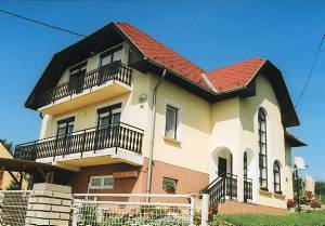  Her har I mulighed for både at være aktive og slappe af. En swimmingpool på den store grund garanterer sjov og spas. Et keglespil, badminton og fodbold bidrager ligeledes til underholdningen. Indr ...