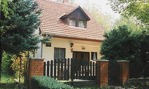  Rummeligt feriehus med komfortabel indretning og fredelig beliggenhed. I soveværelserne er der klimaanlæg. Huset ligger tæt på fiskemuligheder, minigolf og en cykelsti. Cykler kan lejes. ...