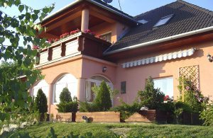  Her er I garanteret ferie i behagelige omgivelser. Fra feriehuset er der en fabelagtig panoramaudsigt over badebyen Héviz. Huset er rummeligt og indrettet med komfortable møbler. Alle soveværelser ...