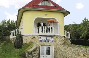  Denne dejlige feriebolig byder på en imponerende udsigt over Balatonsøen fra både huset og haven. Indretningen er hyggelig og praktisk. I haven kan I slappe af i solen og nyde en forfriskende dukk ...