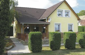  En dejlig, stor grund venter jer her! Det store, rummelige feriehus er lyst og smagfuldt indrettet. Fra huset kan I nyde den dejlige udsigt over Balatonsøen og være vidne til det smukke skiftende f ...