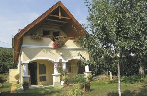  I det berømte vinområde Badacsony ligger denne lille feriebolig. Her venter en fantastisk panoramaudsigt over Balatonsøen. Huset er hyggeligt udstyret. På grunden kan man udfordre familien til dy ...