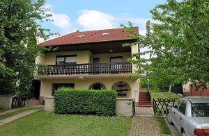  Denne bolig byder på utroligt meget plads! Huset er opdelt i to etager, så man har mulighed for at være sig selv. Fra den øverste balkon er der en fremragende udsigt til Balatonsøen. Rummene er  ...