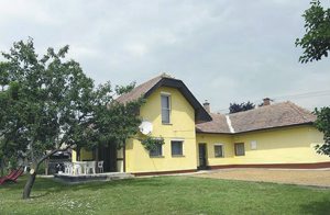  Dette praktisk indrettede feriehus er velegnet til den store familie. Der er klatreredskaber, gynge og rutsjebane i gården samt lysthus og hængesofa. I nærheden af huset ligger et bageri. ...