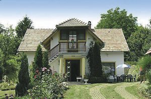  Dette feriehus ligger i en lille by, der er blevet kendt for sit helende vand. Det er meget praktisk indrettet. Den store grund byder på megen plads til børnenes leg og boldspil. Ligeledes er der m ...