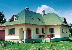  Dejligt indrettet hus i rolige omgivelser. Meget velegnet til gæster som ønsker fred og ro. Huset er pænt indrettet med nyere møbler og har et stort køkken. Det er omgivet af en indhegnet have o ...