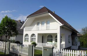  Dejlig ferielejlighed med smagfuld indretning beliggende 800 m fra Balaton i Balatonszárszó. Lejligheden er indrettet med nye møbler og er ideel, hvis man ønsker fred og ro. De fire terrasser ind ...