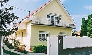  Denne hyggeligt indrettede ferielejlighed ligger i overetagen af et hus tæt ved Siofoks centrum. Fælles grund med UBS433, som ligger i stueetagen og med UBS483. Barnestol og -seng kan arrangeres. ...