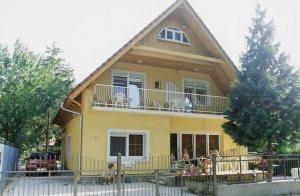  Lige i nærheden af søen ligger dette hus med flere lejligheder. Møbleringen er af høj kvalitet og understreger den hyggelige atmosfære. Foran huset er der en legeplads. Lejlighederne kan også l ...