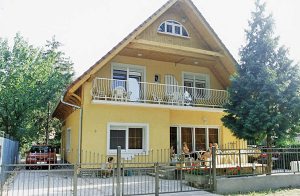  Lige i nærheden af søen ligger dette hus med flere lejligheder. Lejlighederne er indrettet i en lys og venlig stil. Foran huset er der en legeplads. Lejlighederne kan også lejes sammen (se også U ...