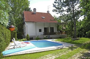  En herlig og praktisk indrettet bolig for jer, der søger freden og roen. I huset findes der en værdiboks. Huset er omgivet af meget grønt, og den nye udendørs pool lægger op til masser af sjov f ...