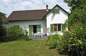  Kun 1 km fra Balaton ligger dette hyggelige feriehus i fredelige omgivelser. En bruser i haven sørger for frisk afkøling på varme dage. Etagerne er forbundne via en udendørs trappe. Bordtennis. B ...