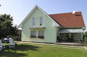  Nyrenoveret lejlighed i roligt område. I de pænt udstyrede rum er der god plads til familien. På grunden står der fodboldmål til rådighed for børnene. ...