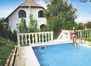  Hus omgivet af bløde bakker og med en enestående udsigt over Balaton-søen og halvøen Tihany. Her i denne fredfyldte landsby langt væk fra stress og jag venter dette smukke hus i rolige omgivelse ...