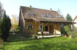  Blot få minutter fra søens badestrand med gratis adgang ligger denne ene halvdel af et dobbelthus, der med et badebassin til børn, praktiske møbler samt et køkken kombineret med spisebord og stu ...