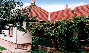  Enkelt indrette feriehus til 6 personer beliggende i Siófok. Overdækket terrasse med havemøbler og mulighed for grill. ...