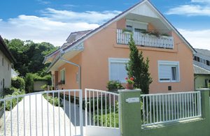 Denne ferielejlighed er ideel til en familieferie. De lyse rum og den pragtfulde have med pavillon fremmer følelsen af velvære. Gode vandre- og ridemuligheder i nærheden. ...