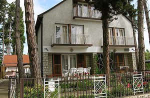  Stort feriehus med praktisk indretning lige i nærheden af den kilometerlange strand, diskoteker, barer og spillehaller. Opholdsstue er spisestue. Togskinner 100 m. ...