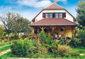  Feriehus midt i et idyllisk vinområde. Her kan I indånde den friske luft og mærke freden og roen, der hurtigt får jer til at glemme hverdagens stress og jag. Nyd udsigten fra terrassen til et her ...