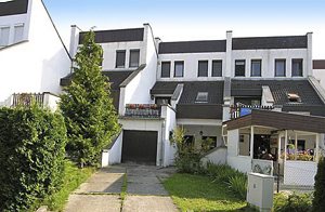  Ved den længste, gratis strand ved Balatonsøen ligger denne hyggeligt indrettede ferielejlighed i et rækkehus. Lige i nærheden finder I en legeplads til børnene, tennis- og gokartbane samt resta ...