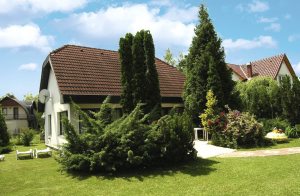  Dette feriehus ligger lige i nærheden af Balatons bred. Her bliver I modtaget af en familievenlig atmosfære, som yderligere understreges af den herlige grund og den smagfulde indretning inde i huse ...