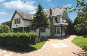  Dette dobbelthus har en flot beliggenhed ved søen og byder på en pragtfuld panoramaudsigt over Balaton. Det lyse interieur består af komfortable møbler. I badet er der et massagebrusebad. Badestr ...