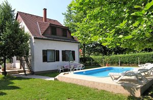  Dette meget rummelige feriehus i skønne omgivelser byder på gode betingelser for større grupper. Indretningen er praktisk og velholdt. Den udendørs pool er et highlight for alle aldersgrupper. En ...