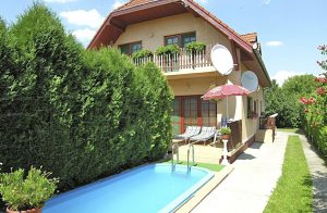  I en tilbagetrukket forstad til Siofok finder I dette feriehus. Huset er ideelt til familier med børn. Rummene er lyst og venligt indrettede. Nyd de varme solstråler og bliv afkølet i den nye uden ...