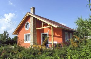  Feriebolig i et lille, hyggeligt sogn. De antikke møbler er i samklang med de landlige omgivelser. Resten af indretningen er af praktisk karakter. S2 ligger i stuen og er en hems. ...