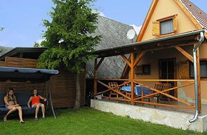  Dette typiske feriehus i træ er praktisk indrettet og ligger kun 100 m fra Balaton. Her kan man bade eller fiske, alt efter humør. Stejl trappe. ...