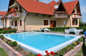  Direkte ved Balaton-søens bred ligger denne ferieresidens, der er opdelt i flere ferielejligheder - alle smagfuldt indrettede og i høj kvalitet. På den store grund med frodigt græs og duftende bl ...