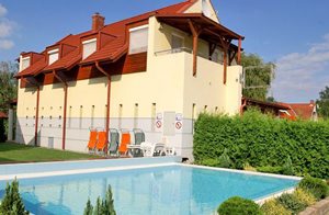  Denne smagfuldt indrettede ferielejlighed ligger lige i nærheden af Balatons strand. Atmosfæren bærer præg af, at indretning er komfortabel og lys. Fælles grund med gynge, pavillon samt grill. ...