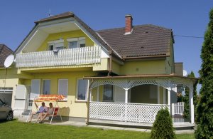  På denne dejlige ejendom kommer I sikkert til at slappe af. De store rum giver god plads til hyggeligt samvær. Den praktiske og bekvemme indretning understreges af vaskemaskinen og tørretumbleren. ...