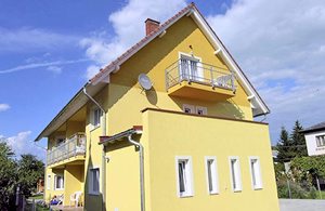  Denne ferielejlighed, der har en tidssvarende og praktisk indretning, ligger på første sal ikke langt fra centrum. ...