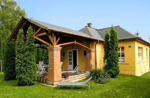  Flot, lille feriehus direkte ved Balaton Søen. Den store, overdækkede terrasse byder på meget plads til gode fester og rolige timer. Husets indretning er meget hyggelig og moderne. Gode restaurant ...