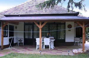  Praktisk indrettet feriehus kun få hundrede meter fra søen. På grunden er der er græsplæne og mange flotte planter. ...