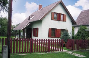  Dette meget familievenlige, og smagfuldt indrettede feriehus ligger i en lille, fredelig by. Børnene kan virkelig boltre sig i den velholdte og indhegnede have, der er udstyret med gynge, sandkasse  ...