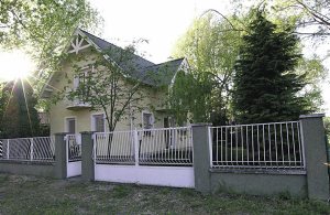  I dette dejlige, hyggeligt indrettede hus er man ganske tæt på naturen. En fiskesø som er nabo til huset gør området velegnet til lystfiskere. Den store grund med en muret grill er ideel til hyg ...