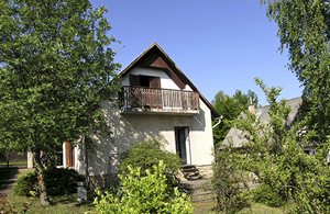  Denne dejlige feriebolig ved Pilisbjergene har en praktisk indretning. Her bor I omgivet af duftende blomster og kvidrende fugle. Boligen er et optimalt udgangspunkt for vandreudflugter eller ture p� ...