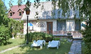  Dette for nylig renoverede feriehus med en skøn bjergudsigt ligger ugenert i et rekreativt område kun 200 m fra Donau med gode fiskemuligheder. På den åbne terrasse med liggestol kan I spise morg ...