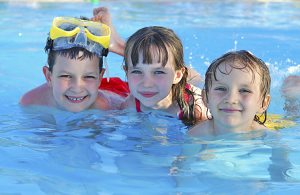 Dette smagfuldt indrettede feriehus med overdækket terrasse råder over en skøn udendørs pool samt bordtennis. Sover.: Sovesofa. ...
