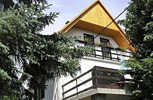  Dette hus med udsigt til Donau og bjerge ligger ugenert ca. 10 min. gang fra centrum. Huset råder over to åbne og en overdækket terrasse, to liggestole ved poolen, havemøbler og grill. ...