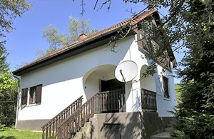  Roligt beliggende hus på høj med åben og overdækket terrasse. Havemøbler, grill. Plastik-badebassin. 800 m til nostalgisk jernbanestation. ...