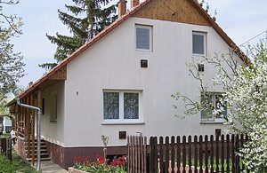  Rummeligt, hyggeligt indrettet hus ikke langt fra Velence søen i en stor velholdt have. ...