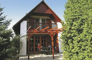  Feriehus med praktisk og familievenlig indretning beliggende direkte ved flodbredden. Privat båd, vandcykel, badebassin og legeredskaber. Fælles indkørsel med naboen. KUN ankomst/afrejse om sønda ...