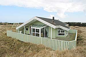 Pragtfuldt luksussommerhus i træ, bygget i 1993, beliggende på en stor højt beliggende naturgrund. Fra grunden er der udsigt over vandet. Til huset hører åben og overdækket terrasse med havemøb ...