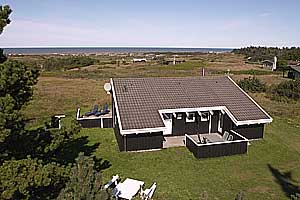 FRED, RO og AFSLAPNING er nøgleordene for dette sommerhus, som ligger ugenert, på en stor grund på en stille blind vej. Dette førsteklasses sommerhus i træ er fra 1985 og ligger med en helt enest ...