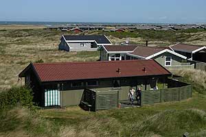På en dejlig klitgrund, kun 400 m fra havet ligger dette mindre sommerhus i træ, 1972/95. Der er havudsigt fra huset. Åben og overdækket terrasse med havemøbler. Trævægge og trægulve med løse ...