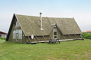 Stuga. Byggd 1985. Restaurert i 2004. Belägen på en 1200 m2 tomt. Stugan uppvärms med el. 1 badrum med dusch. 1 toalett. Mikrovågsugn. Diskmaskin. Bak-/miniugn. Braskamin. Analog Parabolantenn. Ba ...